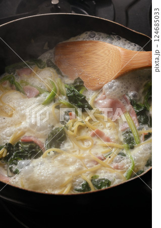 ほうれん草とベーコンのクリームパスタ　 124685033