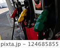 セルスタンドの給油の仕方 124685855