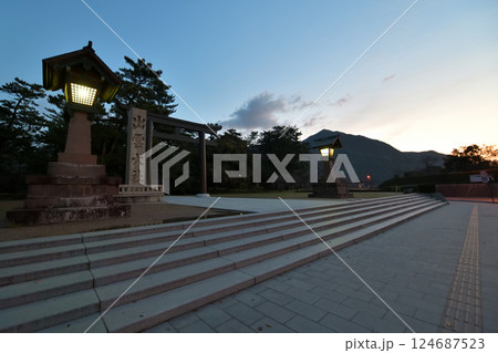 島根県　出雲大社　勢溜の大鳥居　早朝の風景 124687523