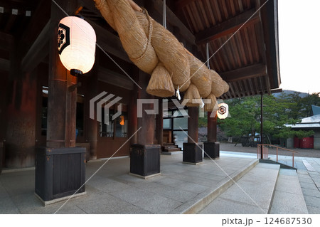 島根県　出雲大社　拝殿　早朝の風景 124687530