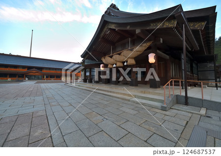 島根県　出雲大社　拝殿　早朝の風景 124687537