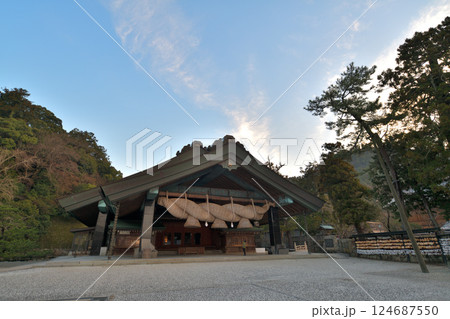 島根県　出雲大社　神楽殿　早朝の風景 124687550