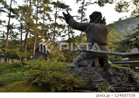 島根県　出雲大社　ムスビの御神像 大国主命　早朝の風景 124687556