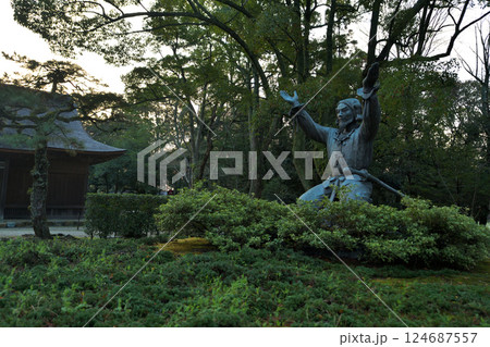 島根県　出雲大社　ムスビの御神像 大国主命　早朝の風景 124687557