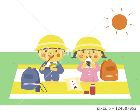 遠足に出かけけてお昼ご飯を食べる子供 124687952