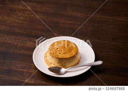 手作りのカスタードプリン 手作りのカスタードプリン 124687988