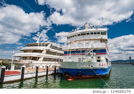 琵琶湖大津港に停泊中の観光船ビアンカと学習船うみのこ 124688279