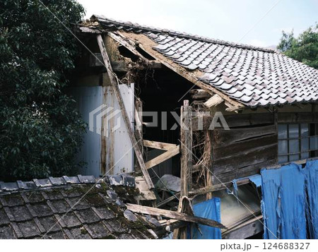 ブルーシートで屋根を覆った住宅 ブルーシートで屋根を覆った住宅 124688327