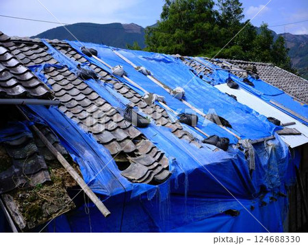 ブルーシートで屋根を覆った住宅 124688330