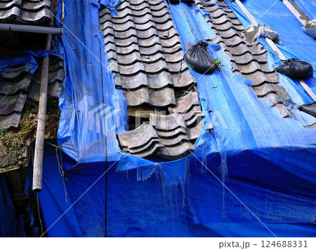 ブルーシートで屋根を覆った住宅 ブルーシートで屋根を覆った住宅 124688331