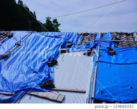 ブルーシートで屋根を覆った住宅 ブルーシートで屋根を覆った住宅 124688332
