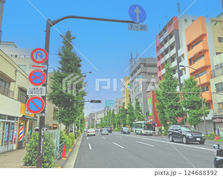 東京の道路。目黒通り。イラスト風の写真。 124688392