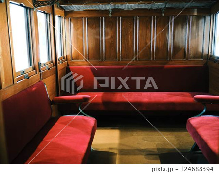 昭和のレトロな列車の車内 124688394