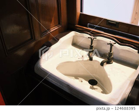 昭和のレトロな列車の車内 124688395