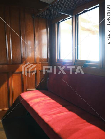 昭和のレトロな列車の車内 124688398