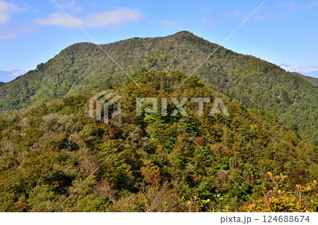 御坂山地の五湖山から眺める山梨百名山 紅葉の三方分山 御坂山地の五湖山から眺める山梨百名山 紅葉の三方分山 124688674