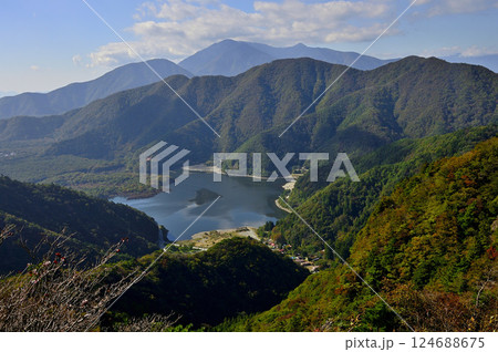 御坂山地の五湖山から望む紅葉の山地と富士五湖の精進湖 御坂山地の五湖山から望む紅葉の山地と富士五湖の精進湖 124688675