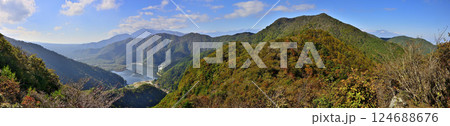 御坂山地の五湖山から望む紅葉の三方分山と富士五湖の精進湖のパノラマ 御坂山地の五湖山から望む紅葉の三方分山と富士五湖の精進湖のパノラマ 124688676