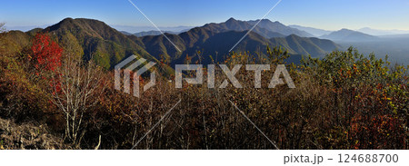 朝のパノラマ台から眺める紅葉の御坂山地のパノラマ 朝のパノラマ台から眺める紅葉の御坂山地のパノラマ 124688700