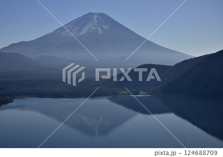 天子山地の中之倉峠の展望台より 富士山と静観な本栖湖に映る逆さ富士 天子山地の中之倉峠の展望台より 富士山と静観な本栖湖に映る逆さ富士 124688709