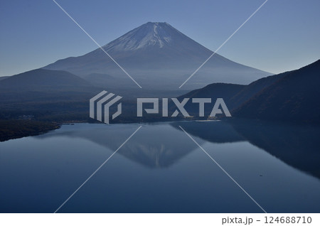天子山地の中之倉峠の展望台より　富士山と静観な本栖湖に映る逆さ富士 124688710