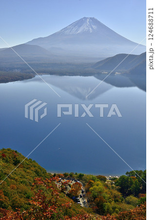 天子山地の中之倉峠展望台より本栖湖の紅葉に富士山 天子山地の中之倉峠展望台より本栖湖の紅葉に富士山 124688711