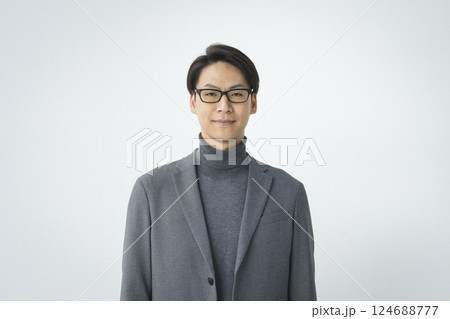 カメラ目線で微笑む40代の男性 カメラ目線で微笑む40代の男性 124688777