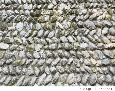 丸石を積み上げた古びた暗い白灰色の石垣の背景画像 124688784