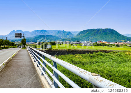 玖珠盆地のメルヘン大橋と伐株山と町並み 124688856