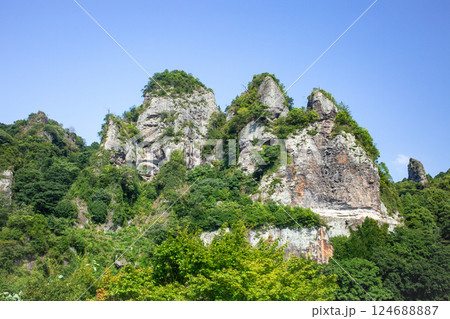 新緑の耶馬渓青の洞門と競秀峰 124688887