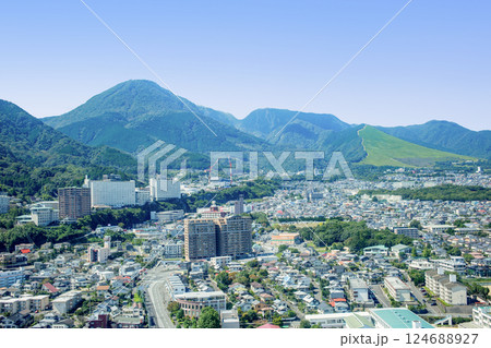 別府市街地と鶴見岳と扇山の山並み 別府市街地と鶴見岳と扇山の山並み 124688927