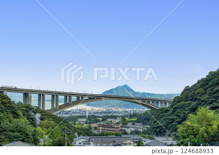 別府明晩温泉と大分自動車道と別府湾 別府明晩温泉と大分自動車道と別府湾 124688933