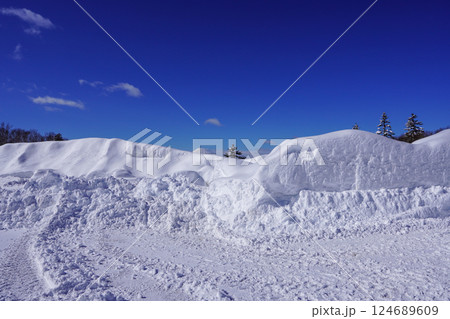 雪山の向こうに少しだけ見える羊蹄山の山頂・中山峠 124689609