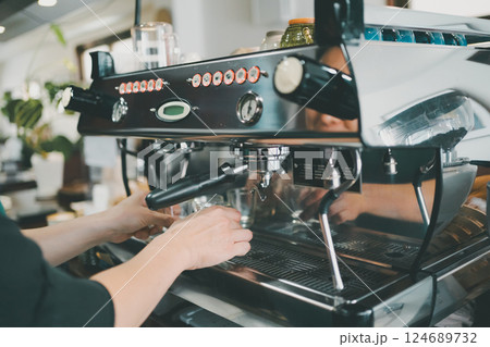 coffee shop coffee shop 124689732