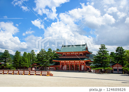 平安神宮、青空に映える 平安神宮、青空に映える 124689826