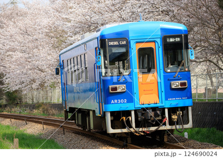 満開の桜とレールバス（甘木鉄道 AR300形） 124690024