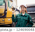 トラックの前で笑顔でガッツポーズする女性 124690048