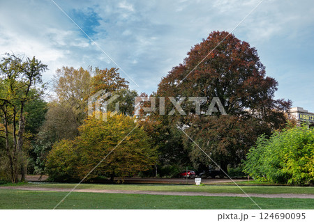 Golden autumn view in famous Munich relax place, Englischer Gart 124690095