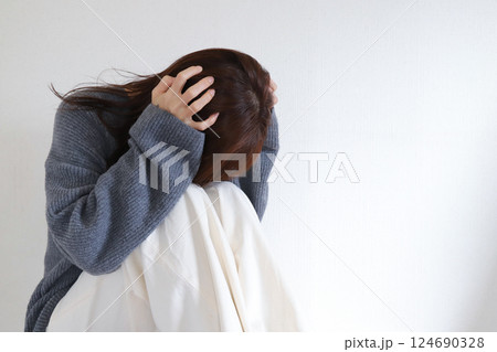 頭を抱える女性　引きこもり 124690328