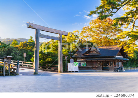 伊勢神宮 内宮 朝日に照らされる宇治橋鳥居 伊勢神宮 内宮 朝日に照らされる宇治橋鳥居 124690374