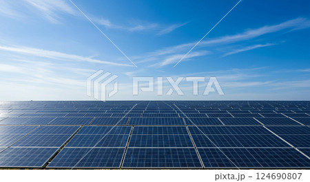 太陽光パネルと快晴の青空 124690807