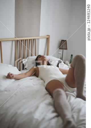 Experience Serene and Inviting Relaxation in a Beautifully Designed Minimalist Bedroom 124691240