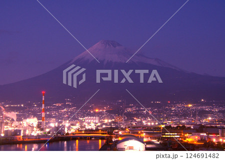 静岡県富士市田子の浦からの富士山と工場夜景 静岡県富士市田子の浦からの富士山と工場夜景 124691482