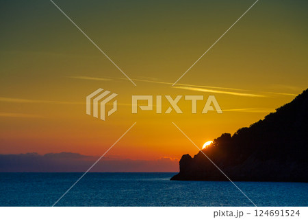 Sunrise or sunset over sea surface 124691524