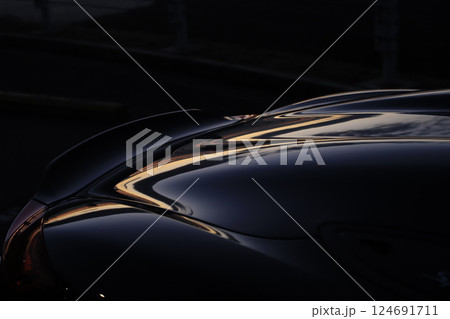 ツヤツヤの黒いオープンカー 124691711