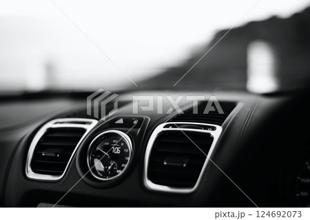 高級スポーツカーのインテリア 124692073
