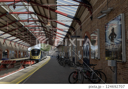 Windsor & Eton Riverside railway station with its two distinctive curved platforms and Victorian lamps. 124692707