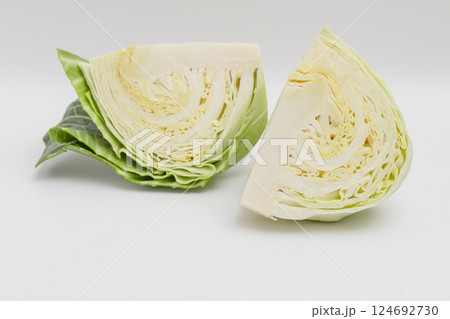 カットしたキャベツ　何枚も葉っぱが重なっている野菜の素材写真 124692730