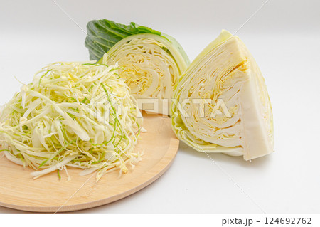 千切りにしたキャベツとカットしたキャベツの断面 124692762