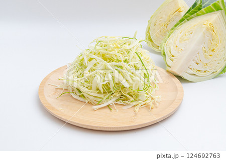 千切りにしたキャベツとカットしたキャベツの断面 千切りにしたキャベツとカットしたキャベツの断面 124692763